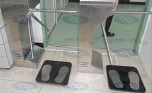 深圳市索菱實(shí)業(yè)股份三輥閘通道閘案例