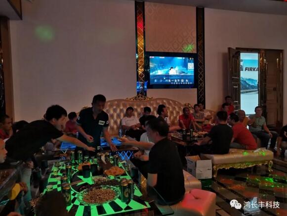 朱董事長(zhǎng)和員工家人們互動(dòng)