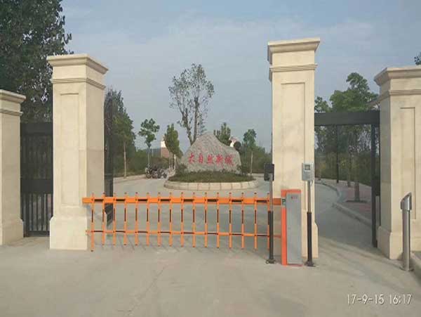 開封市大自然新城柵欄道閘案例 - 中出網(wǎng)-智能出入口與停車充電門戶