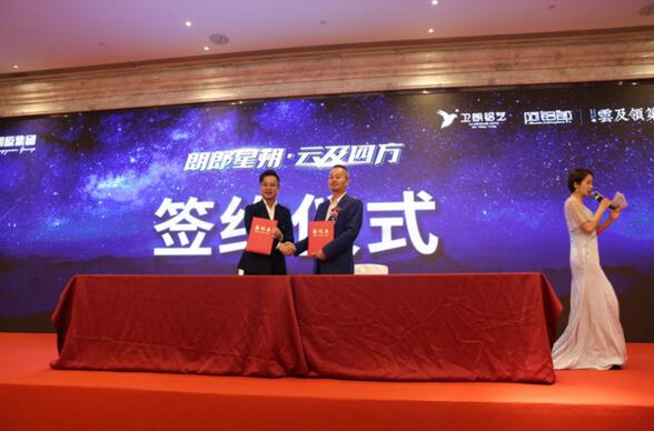 朗原集團總經理龍海勇先生和中國建筑裝飾協會副會長、深圳盤石室內設計有限公司創(chuàng)始人吳文粒先生簽訂合作協議