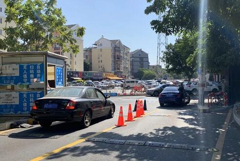 藍(lán)卡LCD高速車牌識別道閘掃碼付一體機(jī)