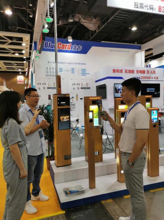 藍(lán)卡展臺不僅備受領(lǐng)導(dǎo)和觀眾注目，更吸引了各路記者