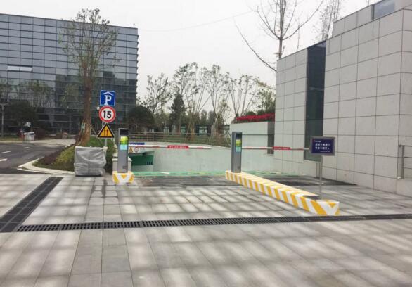 藍卡助力民航高效停車管理