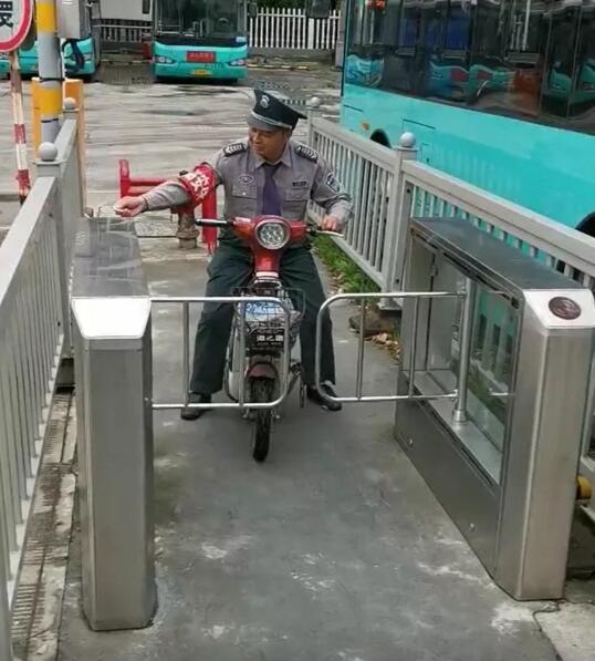 德亞工業(yè)級(jí)人行通道閘 滿(mǎn)足不同環(huán)境領(lǐng)域的出入口管理要求