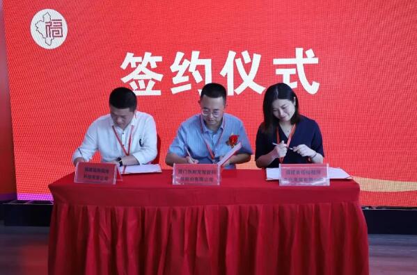 繆國(guó)棟代表狄耐克與福安市兩家?guī)头銎髽I(yè)開展了“大手牽小手”簽約合作
