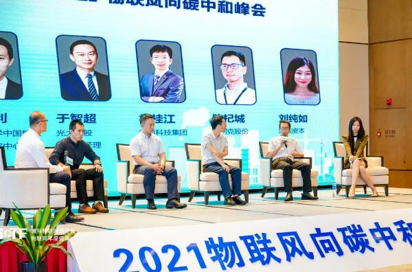 狄耐克CTO陳杞城（右二）在圓桌會(huì)議上發(fā)表講話