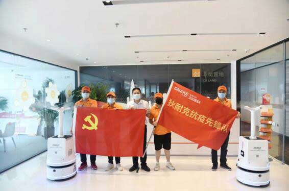 狄耐克黨支部副書(shū)記、副總經(jīng)理黃發(fā)揚(yáng)（左三）出席捐贈(zèng)儀式