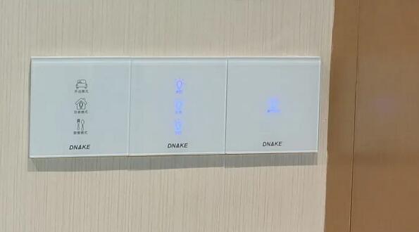 通過手機(jī)APP即可遠(yuǎn)程開啟影音模式