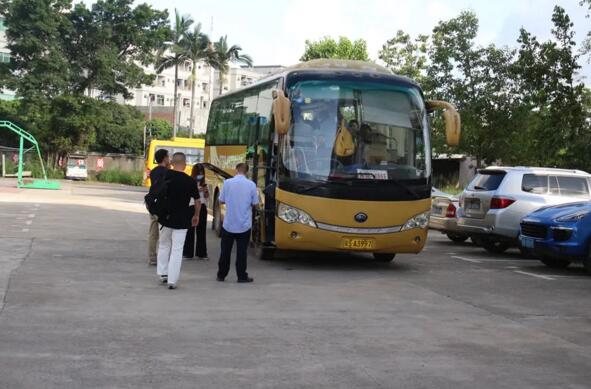 早上7點(diǎn)30，全體成員集合出發(fā)！