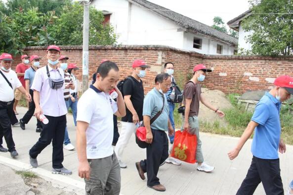 經(jīng)過(guò)了4個(gè)多小時(shí)的車程，順利到達(dá)目的地――始興縣