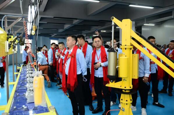 大家前往安快最新的自動化產(chǎn)線參觀