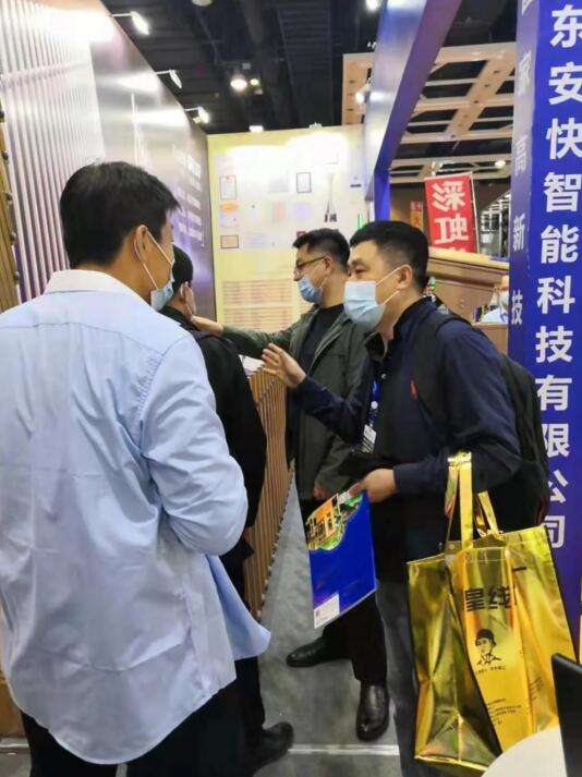 工作人員詳細(xì)介紹企業(yè)情況和產(chǎn)品優(yōu)勢(shì)