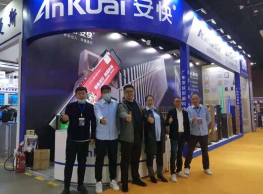 現(xiàn)場(chǎng)工作人員合影