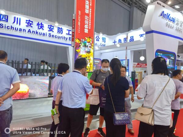 D206LED廣告道閘前人潮絡(luò)繹不絕，戶外高清LED，出彩性能