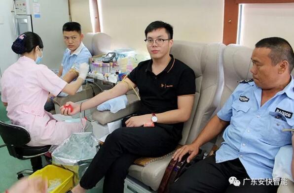 安快人捋袖獻(xiàn)血“愛的奉獻(xiàn)” 情意濃濃！