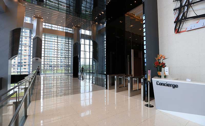 上海環(huán)貿(mào)廣場通道閘案例 - 中出網(wǎng)-智能出入口與停車充電門戶