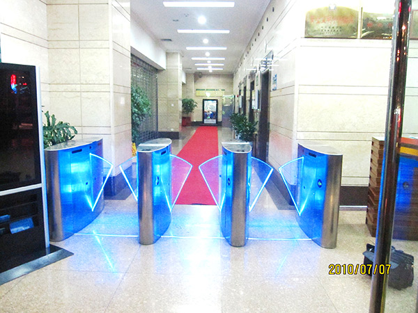 深圳國信證劵通道閘案例 - 中出網(wǎng)-智能出入口與停車充電門戶