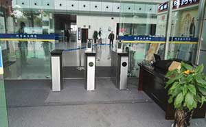 濟(jì)寧機(jī)場(chǎng)項(xiàng)目人行通道翼閘案例 - 中出網(wǎng)-智能出入口與停車充電門戶