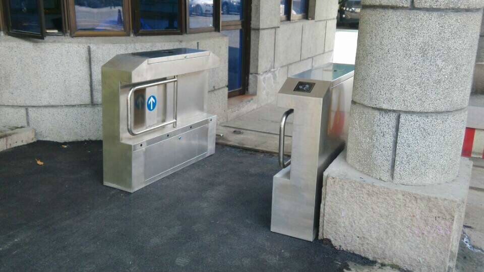 浙江溫州特警隊(duì)擺閘案例 - 中出網(wǎng)-智能出入口與停車(chē)充電門(mén)戶(hù)