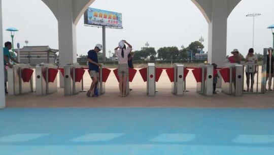 揚州海浪谷水上樂園通道閘案例 - 中出網(wǎng)-智能出入口與停車充電門戶