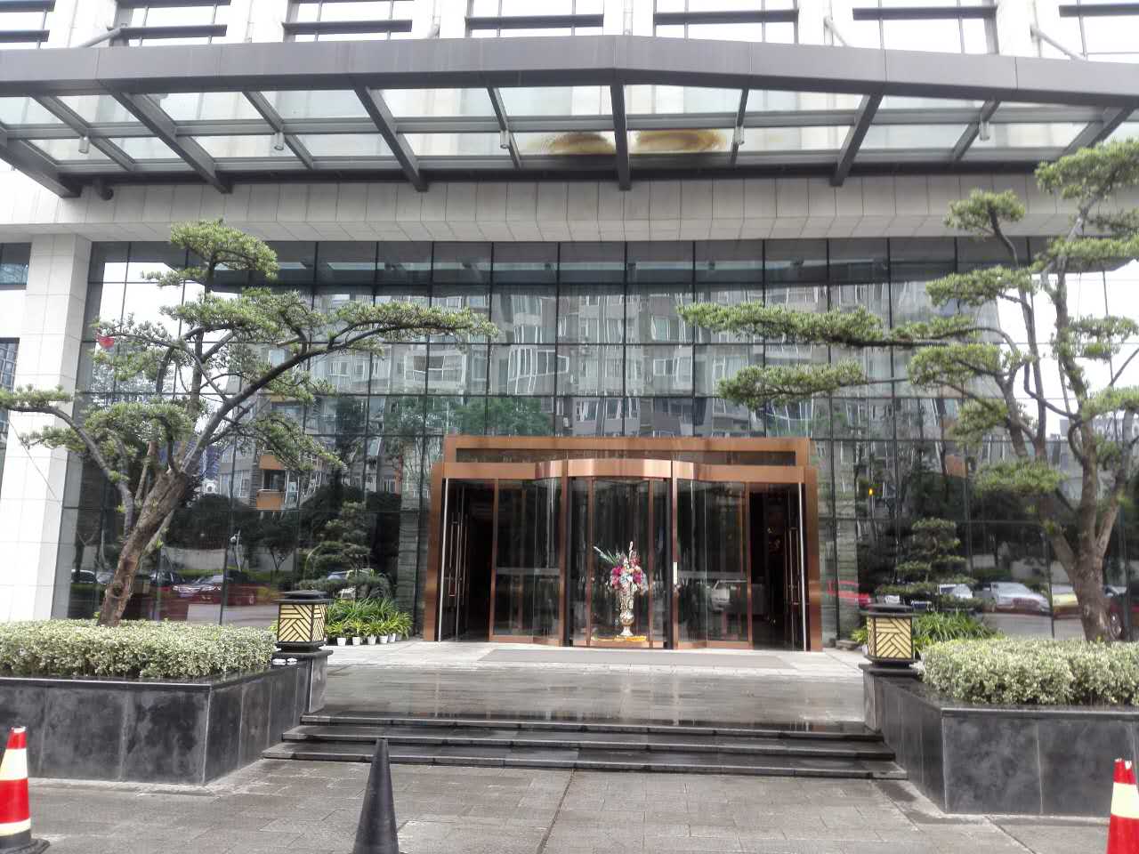 成都華夏銀行旋轉(zhuǎn)門(mén)工程案例 - 中出網(wǎng)-智能出入口與停車(chē)充電門(mén)戶(hù)