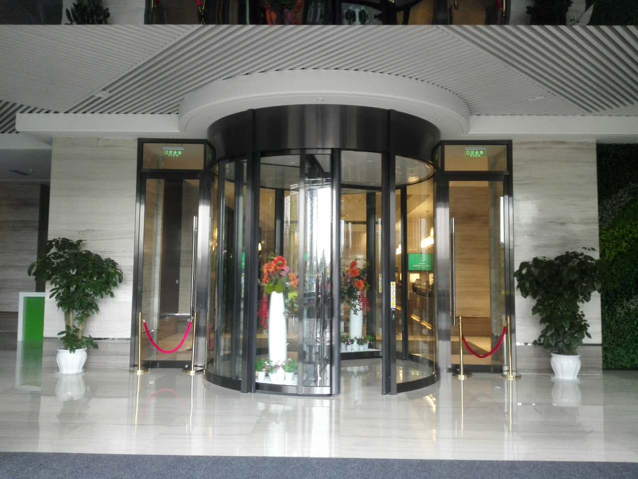 成都金域酒店旋轉(zhuǎn)門工程案例 - 中出網(wǎng)-智能出入口與停車充電門戶