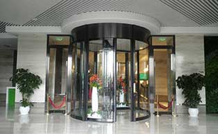 成都金域酒店旋轉(zhuǎn)門(mén)工程案例 - 中出網(wǎng)-智能出入口與停車充電門(mén)戶