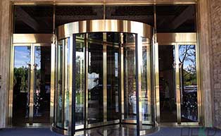 昆明華美達(dá)星耀精品酒店旋轉(zhuǎn)門(mén)工程案例 - 中出網(wǎng)-智能出入口與停車充電門(mén)戶