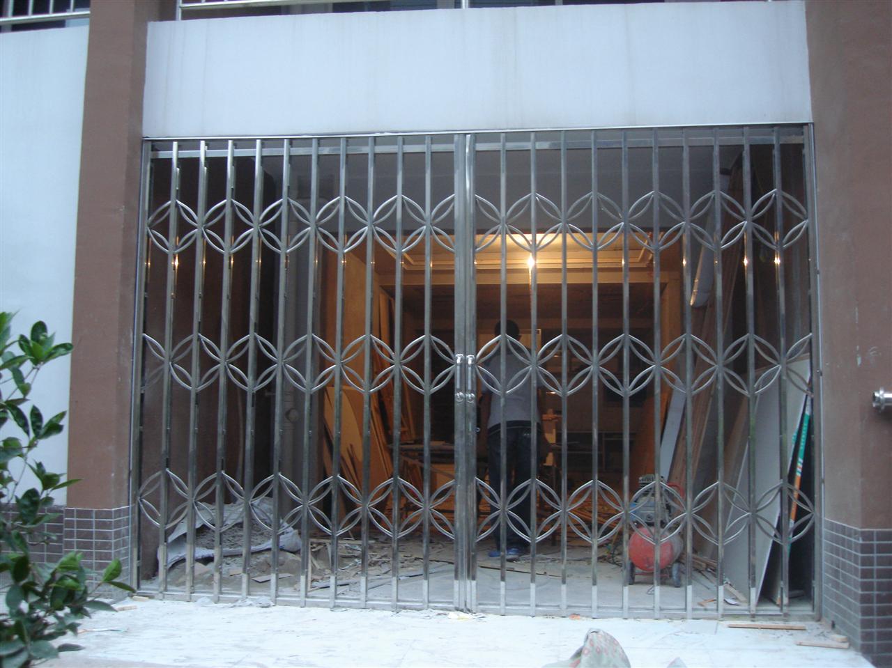 湖南某廣場(chǎng)一樓一角拉閘門工程案例 - 中出網(wǎng)-智能出入口與停車充電門戶