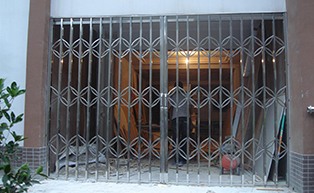 湖南某廣場一樓一角拉閘門工程案例 - 中出網-智能出入口與停車充電門戶