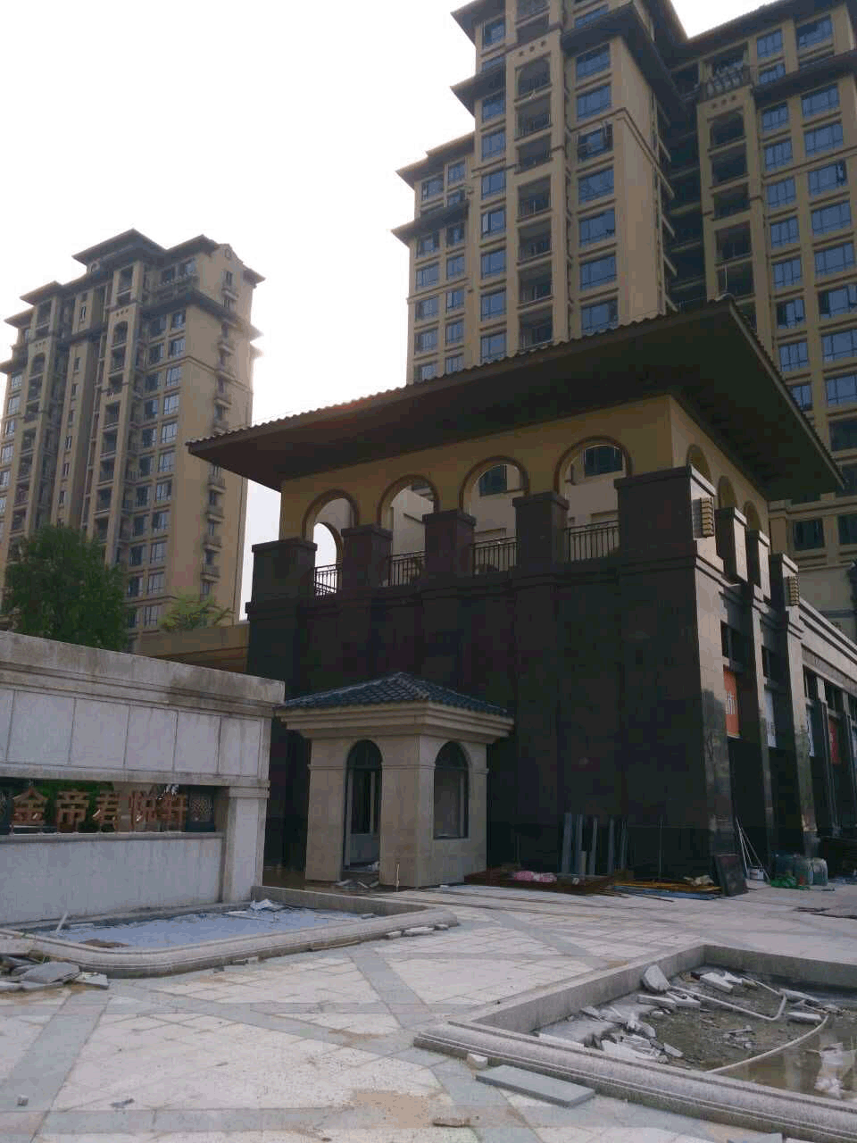 中山金帝君悅軒陽臺(tái)護(hù)欄案例 - 中出網(wǎng)-智能出入口與停車充電門戶