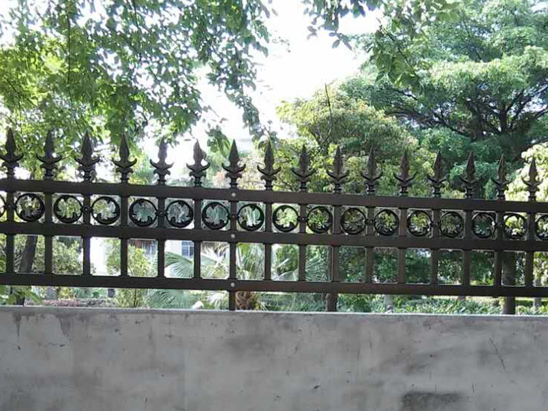 東莞辰熙小學(xué)柵欄案例 - 中出網(wǎng)-智能出入口與停車(chē)充電門(mén)戶(hù)