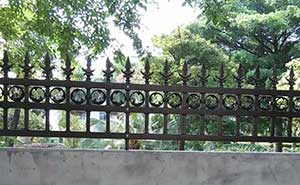 東莞辰熙小學(xué)柵欄案例 - 中出網(wǎng)-智能出入口與停車充電門戶