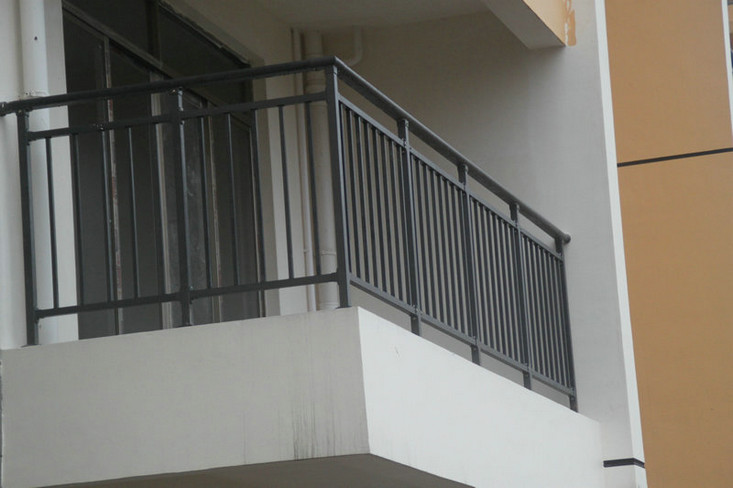 海南屯昌吉安小區(qū)組裝鋅合金陽臺護欄案例 - 中出網(wǎng)-智能出入口與停車充電門戶