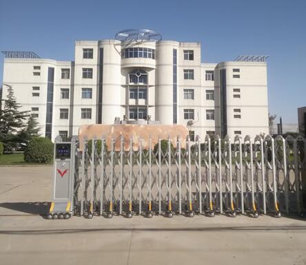 河北天元藥業(yè)有限公司大門(mén)口的電動(dòng)伸縮門(mén)由石家莊出安智能提供