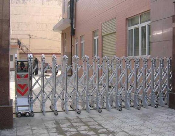 石家莊出安智能伸縮門在厚德錦街的高效應用