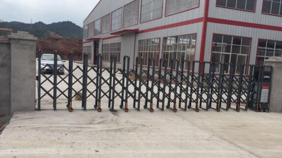 石家莊出安智能電動(dòng)伸縮門閃亮在石家莊鐵路職業(yè)技工學(xué)校大門口