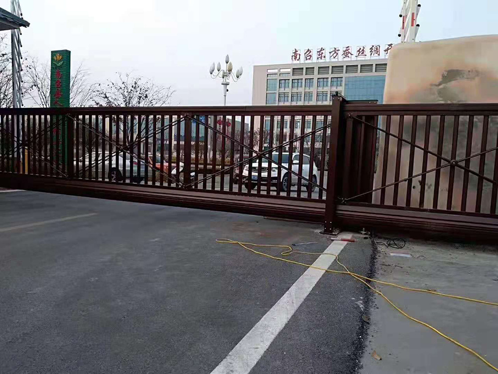 懸浮門系列工程案例 - 中出網-智能出入口與停車充電門戶