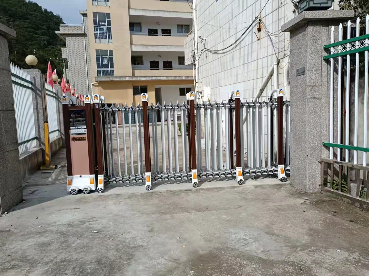 藍鉆系列工程案例 - 中出網(wǎng)-智能出入口與停車充電門戶