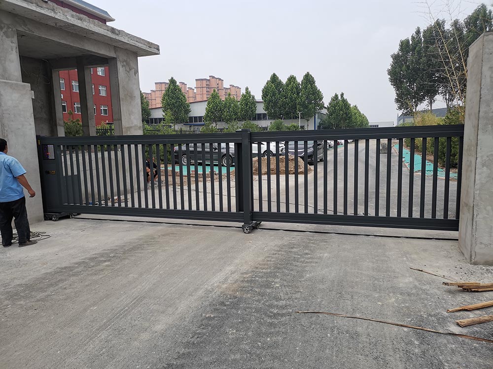 段滑門系列案例 - 中出網(wǎng)-智能出入口與停車充電門戶