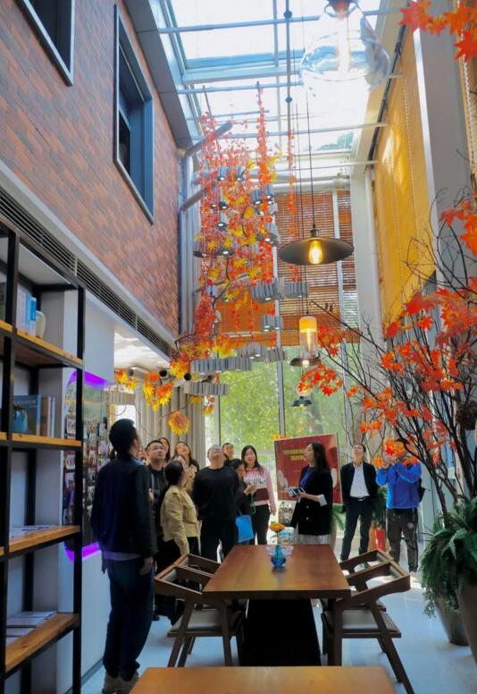 考察團(tuán)參觀了公司的產(chǎn)品體驗館