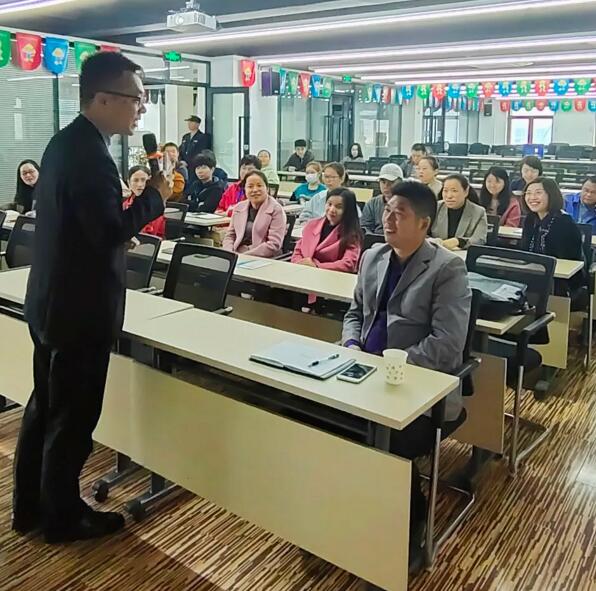 陳樂老師現(xiàn)場為員工進行了身體健康的自我檢查操作演示