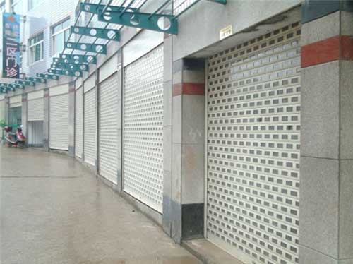 瀏陽(yáng)步行街商鋪卷簾門案例 - 中出網(wǎng)-智能出入口與停車充電門戶