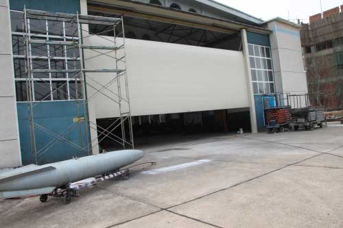 沈陽軍區(qū)工業(yè)卷簾門案例 - 中出網(wǎng)-智能出入口與停車充電門戶