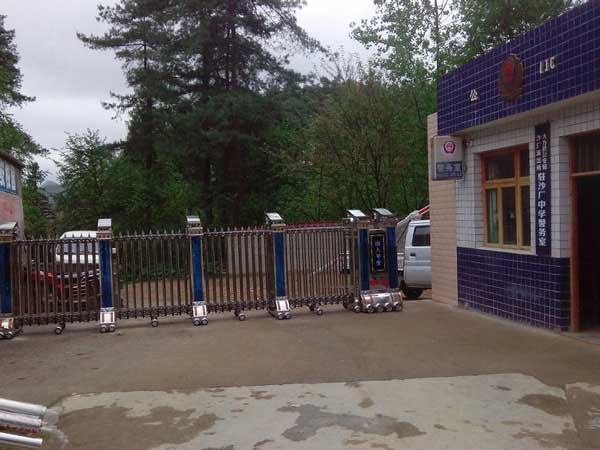 慶賀畢節(jié)出安智能伸縮門進(jìn)駐畢節(jié)市第一中學(xué)