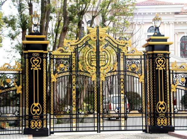 上海出安智能鐵藝大門亮相佘山高爾夫別墅