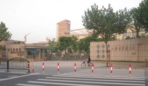 上海市實驗學(xué)校選用上海出安智能升降柱 