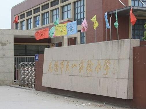 無錫出安智能為無錫市天一實(shí)驗(yàn)小學(xué)大門口添加電動伸縮門 