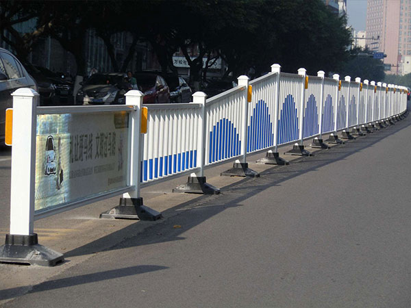 道路隔離護(hù)欄3