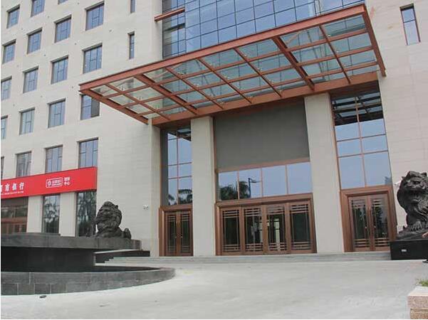 佛山招商銀行自動門工程案例 - 中出網(wǎng)-智能出入口與停車充電門戶